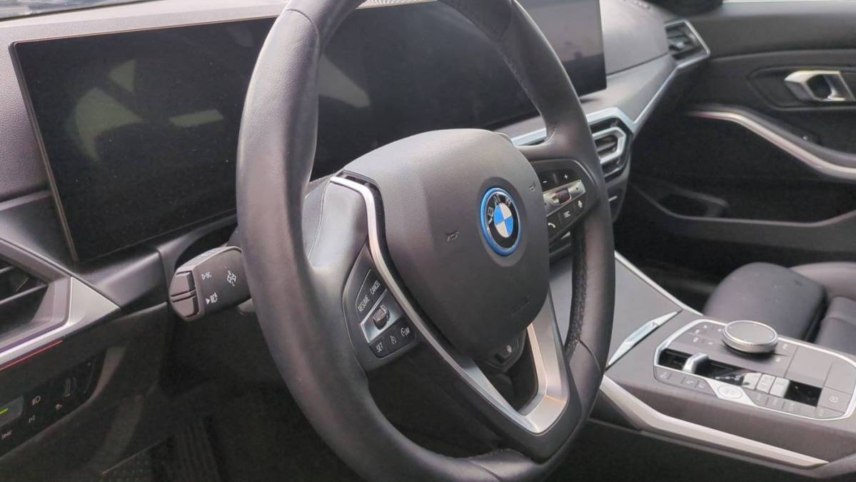 2024 BMW 3 Series - Images - 17