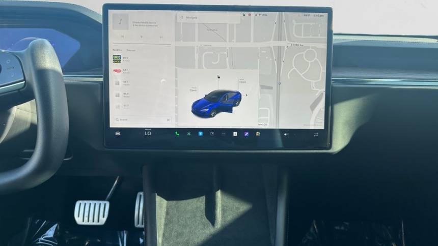2021 Tesla Model S - Images - 11