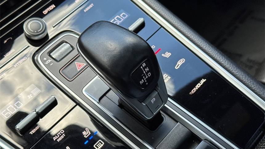 2018 Porsche Panamera - Images - 21