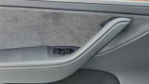 2025 Tesla Model Y - Images - 32
