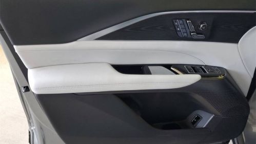 2025 Cadillac Lyriq - Images - 14
