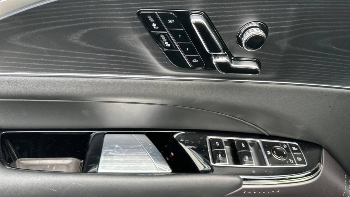 2025 Cadillac Lyriq - Images - 11