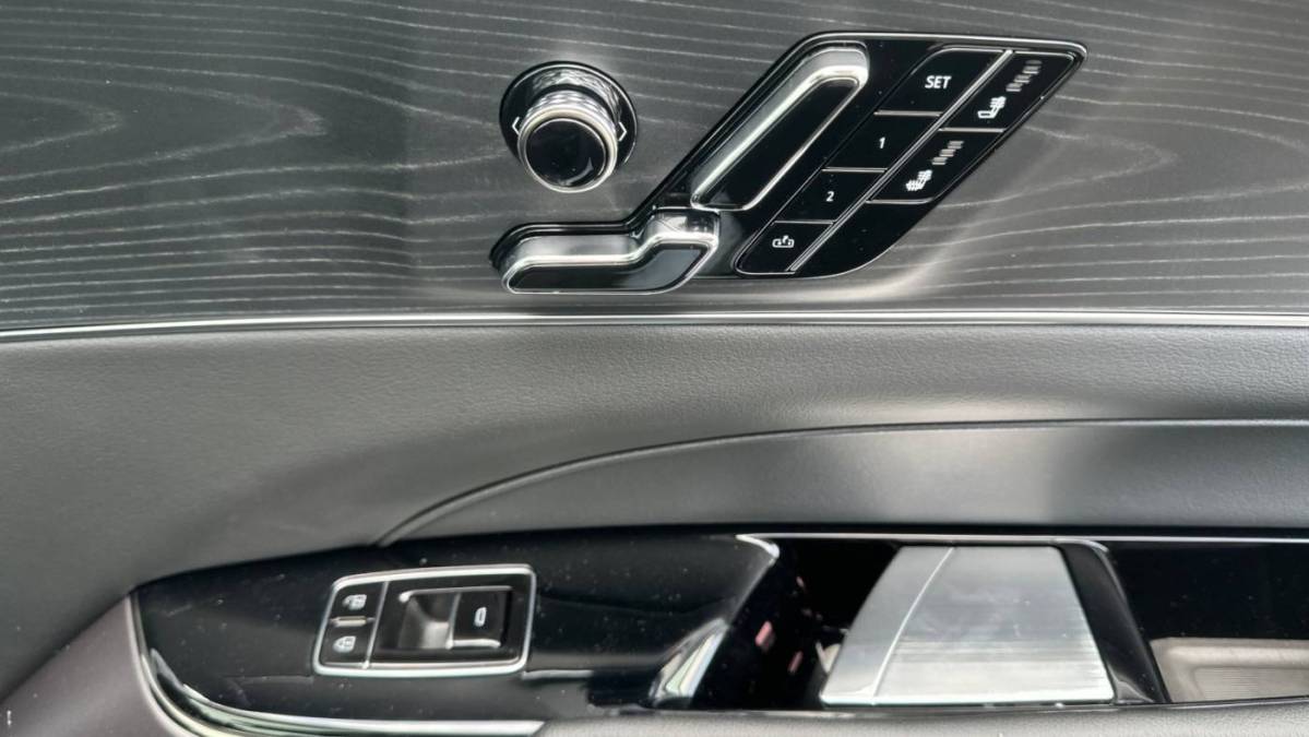 2025 Cadillac Lyriq - Images - 20