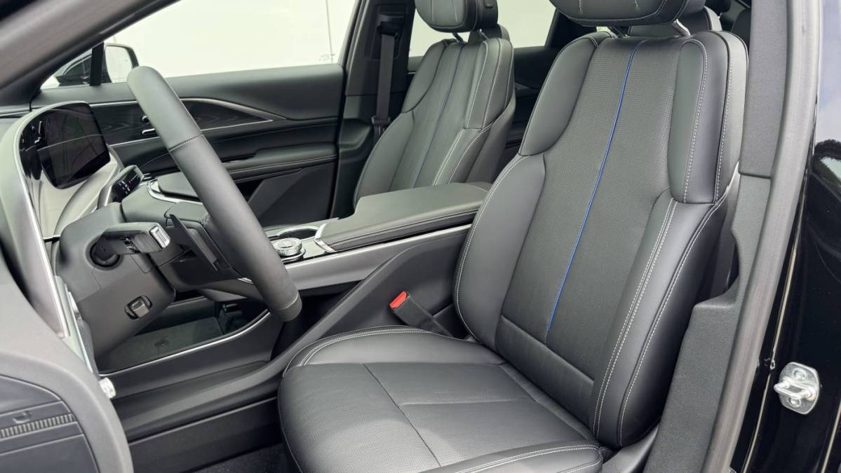 2025 Cadillac Lyriq - Images - 10