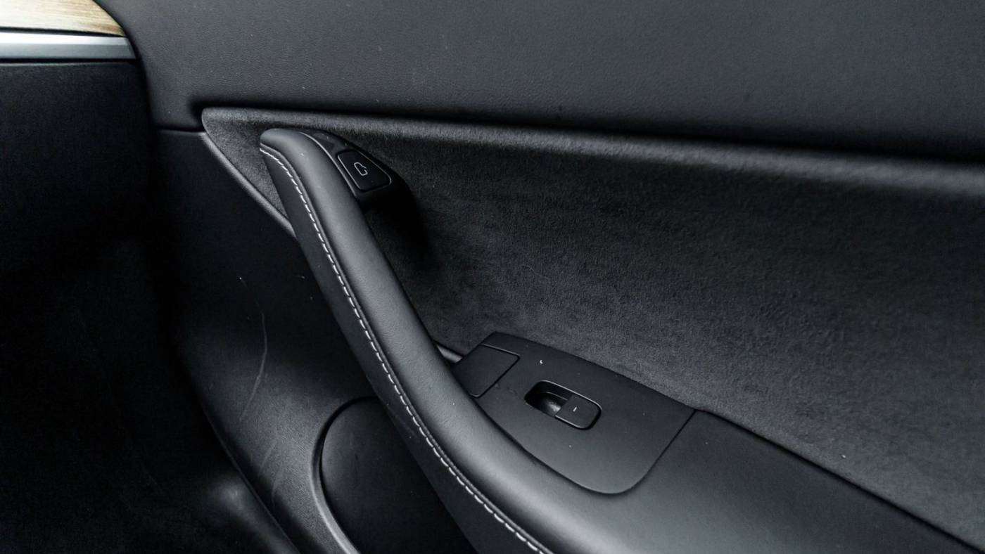 2020 Tesla Model Y 5YJYGDEE0LF011063