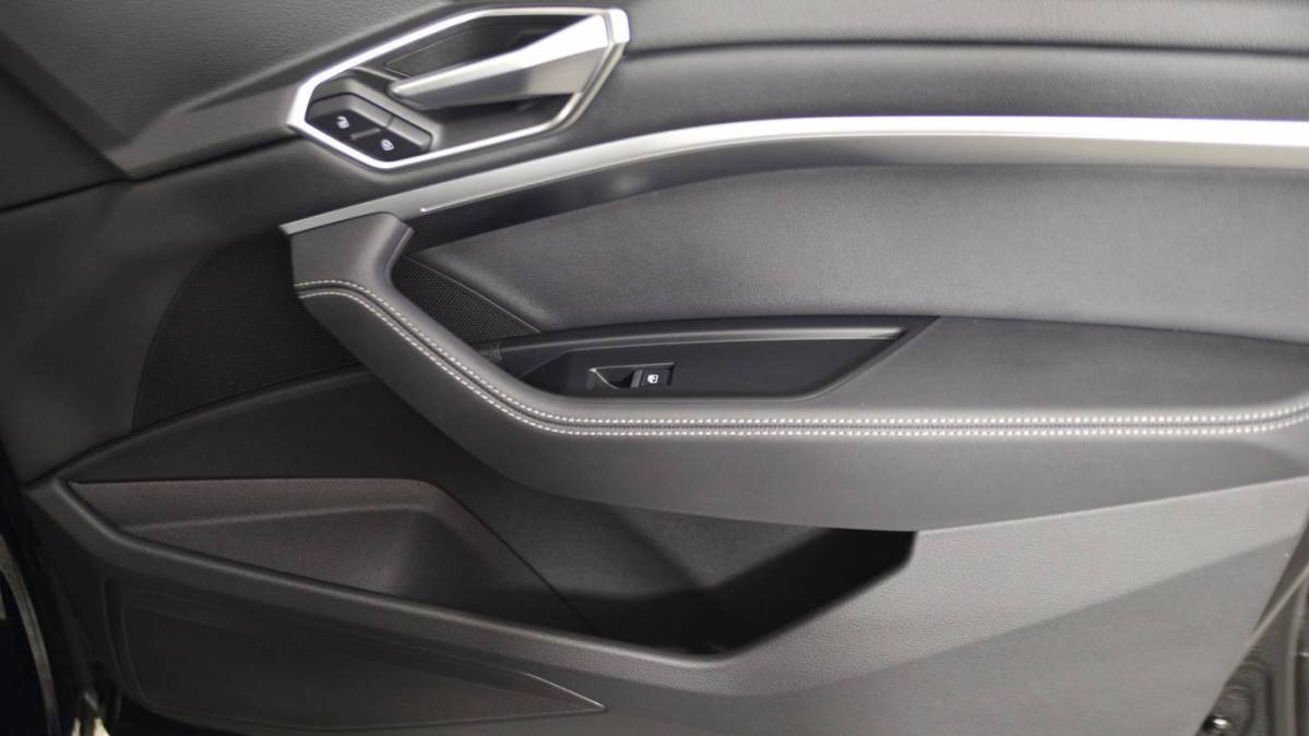 2022 Audi e-tron - Images - 16