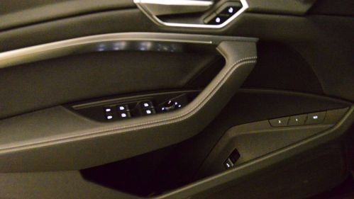 2022 Audi e-tron - Images - 26