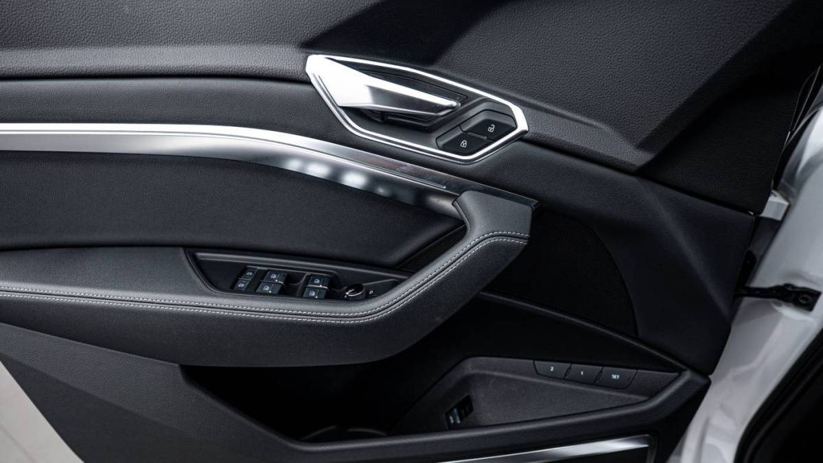 2022 Audi e-tron - Images - 12